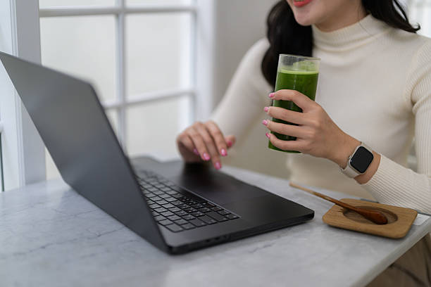 Professional woman enjoying a smoothie containing collagen powder for sustained daily energy.