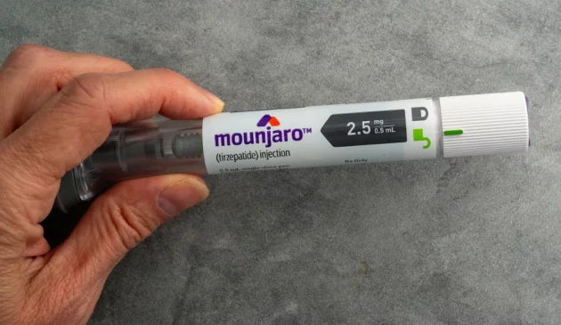 Close-up of Mounjaro injection pen showing the 2026 cost calculation tools